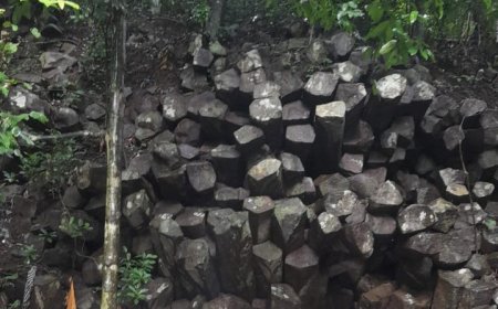 Filosofi Balok-Balok Batu di Pura Batur Gangsian